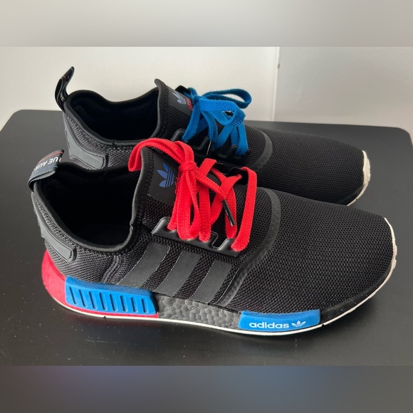 Adidas Men’s  Black Sneakers with Red and Blue Accents Size 9.5 - Picture 1 of 3